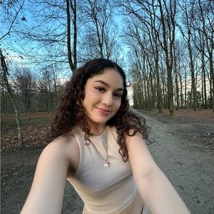 Meet your Posher, Meya